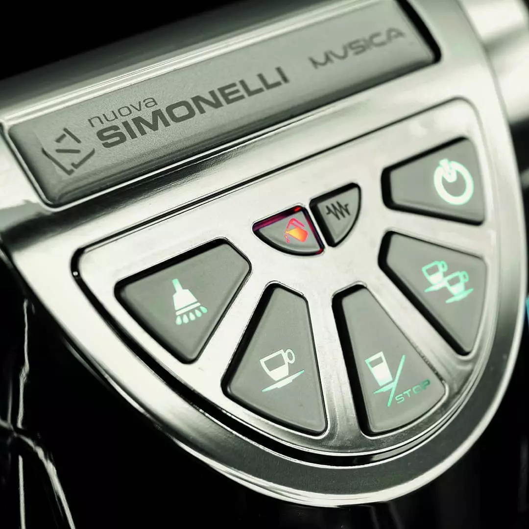 Detail na ovládací panel domácího kávovaru Musica. Zdroj obrázku: Nuova Simonelli Detail na ovládací panel domácího kávovaru Musica Nuova Simonelli.